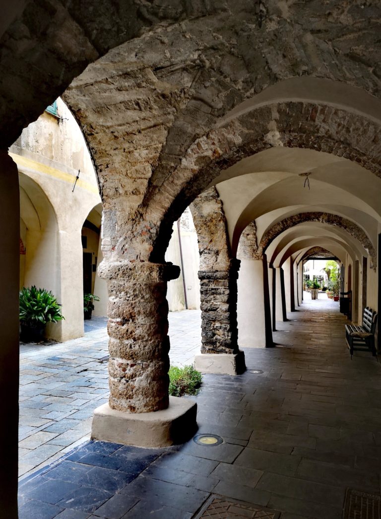 Gli antichi portici di Zuccarello - Passeggiare in Liguria