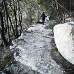 Sentiero di pietra sul Monte Cucco per il Ciappo delle Conche
