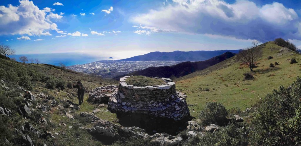 Vista della piana di Albenga dalla casella doppia sul Monte Acuto Vista della piana di Albenga dalla casella doppia sul Monte Acuto