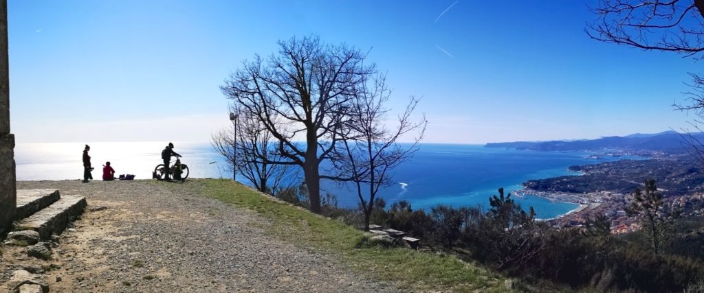 Sul sagrato del Santuario di Varazze Sul sagrato del Santuario di Varazze